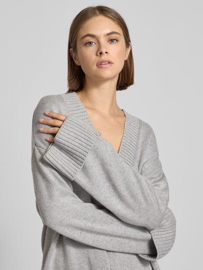 Gina Tricot Strickpullover mit V-Ausschnitt Hellgrau Melange 3