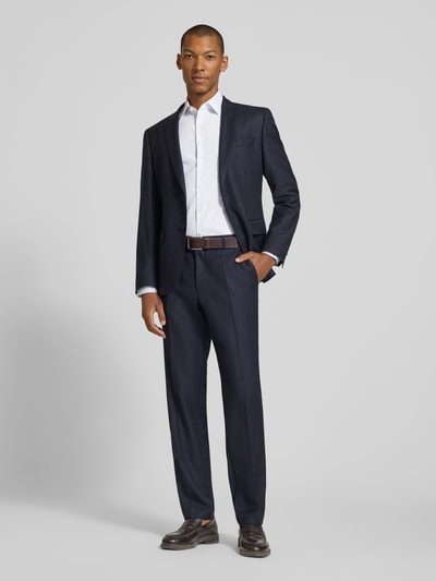 Männermodel trägt weißes Slim Fit Businesshemd in Premiumqualität von Jake*s, kombiniert mit dunklem Anzug, Ganzkörperansicht von vorne.