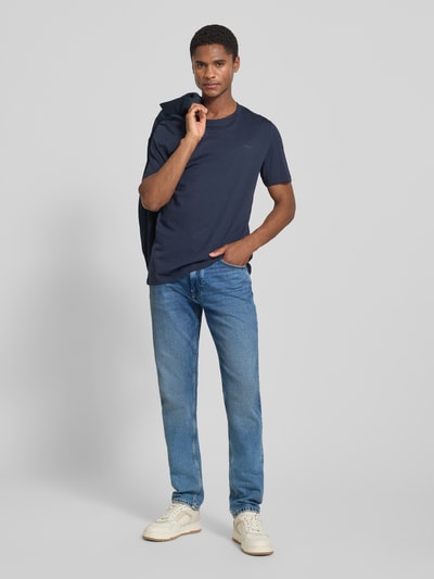 Męski model nosi Regular Fit Straight Jeans aus Baumwoll-Mix Modell 'BENITO' von s.Oliver RED LABEL, niebieskie, gładkie, Ganzkörperansicht von vorne.