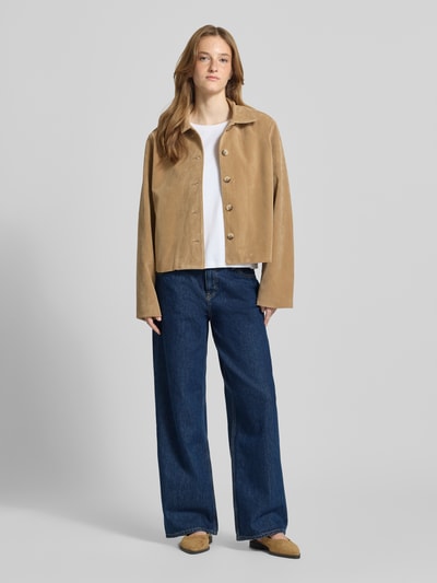 Kobiece modelka nosi niebieskie jeansy o kroju loose fit z czystej bawełny Modell 'LENI' 'GAMALA_B' od Hugo Blue, styl prosty, damskie jeansy, widok całej sylwetki z przodu.