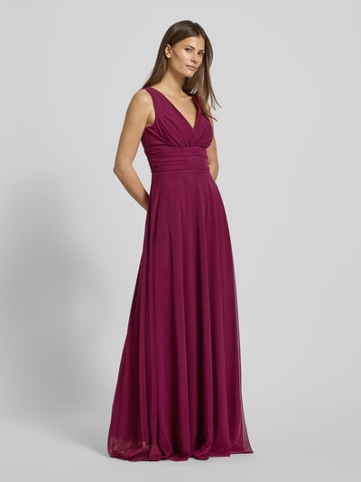 Frauenmodel trägt Abendkleid mit Raffungen von TROYDEN COLLECTION in Unifarben, taillierte Passform, Maxi-Länge, V-Ausschnitt, breite Träger, Polyester, Ganzkörperansicht von vorne.