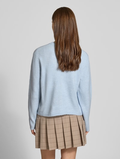 Vrouwenmodel draagt Regular fit gebreid jack met een knoopsluiting model 'SIMONI' van ONLY, look: effen, lange mouw, ronde hals, geribd, materiaalverwerking: knitwear, volledige achterkantaanzicht.
