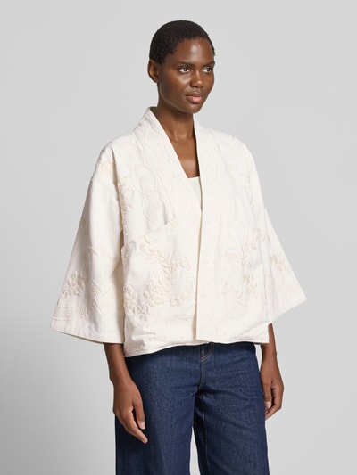 Frauenmodel trägt Jacke mit Stitchings Modell 'Rumi' von LOLLYS LAUNDRY aus reiner Baumwolle in Regular-Fit, cremefarbene Struktur, Ganzkörperansicht von vorne, Rückenlänge 60 cm, Schulterbreite 49 cm, Brustweite 61 cm, Ärmellänge 41 cm.