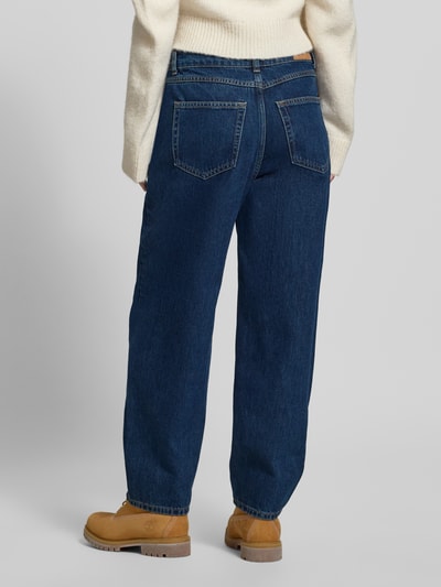 Modelka nosi Barrel Leg Jeans aus reiner Baumwolle Modell 'STINE CROPPED' von Marc O'Polo Denim, denim, unifarbene, wysoki stan, cropped, 5-kieszeni, label patch, label stitching, szlufki, guzik, zamek kryty, Ganzkörperansicht Rückansicht.