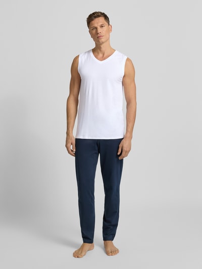 Männermodel trägt weißes Unterhemd mit V-Ausschnitt im 2er-Pack von Christian Berg Men, Regular Fit, Baumwoll-Mix, Ganzkörperansicht von vorne.