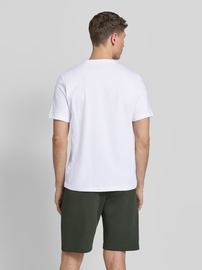 Männermodel trägt Regular Fit T-Shirt mit Label-Print von PAUL SMITH aus reiner Baumwolle, Rundhalsausschnitt, Ganzkörperansicht Rückansicht.
