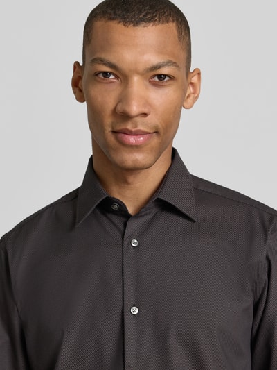 Männermodel trägt Regular Fit Freizeithemd mit extra langem Arm Modell 'H-JOE-K-C1-261' von BOSS, schwarz, Nahaufnahme Oberkörper.