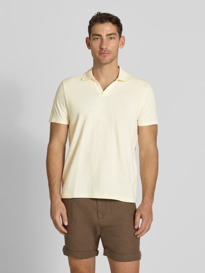 Männermodel trägt Slim Fit Poloshirt mit V-Ausschnitt von MCNEAL in Beige, reine Baumwolle, Polokragen, Ganzkörperansicht von vorne.