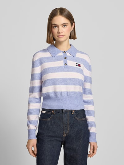 Vrouwenmodel draagt Cropped Strick-Poloshirt met Alpaka-Woll-Anteil Modell 'TJW FLUFFY POLO SWEATER' van Tommy Jeans, gemêleerde look, regular fit, korte lengte, gebreide applicatie met labelstitching, polokraag, lange mouwen met geribde boorden, tricotlook met zachte textuur, materiaalverwerking met alpacawol, voorkant geheel zichtbaar, Ganzkörperansicht von vorne.