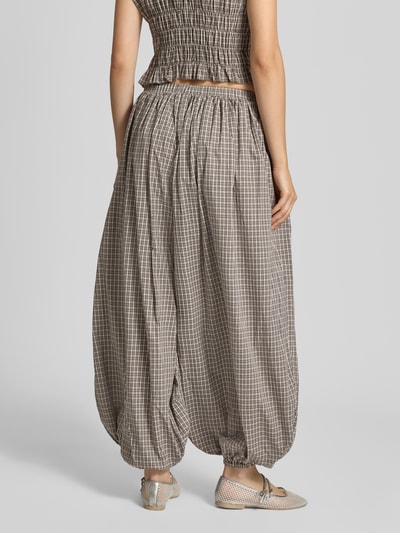 Frauenmodel trägt Wide Fit Hose aus reiner Baumwolle Modell 'SESAME' von DAISY STREET, braun kariertes Muster, elastischer Bund, Eingefasste Beinabschlüsse, Ganzkörperansicht Rückansicht.