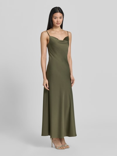 Frauenmodel trägt Cocktailkleid aus Satin mit Wasserfall-Ausschnitt von Jake*s Cocktail, Midikleid in Oliv, Gerader-Schnitt, Ganzkörperansicht von vorne. Rückenlänge bei Größe 36: 128 cm, Brustweite: 33 cm.