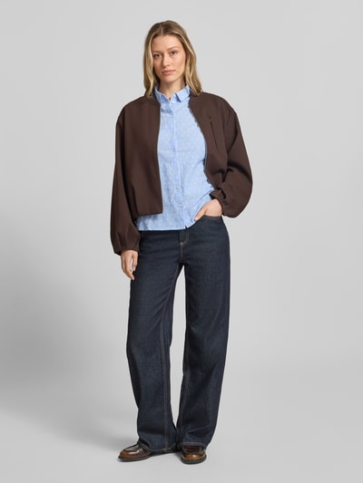 Vrouwenmodel draagt Slim Fit Bluse im Allover-Look van Jake*s Casual, puur katoen, all-over look, overhemdkraag, knoopsluiting, ruglengte maat 36: 59 cm, mouwlengte maat 36: 12 cm, casual stijlen, blauwe tinten, rechte vormen, gladde textuur, ganzlichaamsaanzicht van voren.