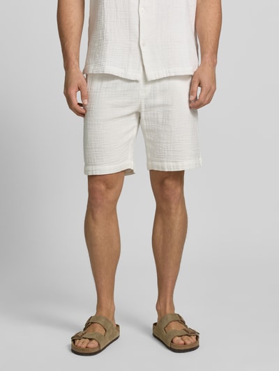 Männermodel trägt Shorts mit Eingrifftaschen und elastischem Bund von Lindbergh aus Reine Baumwolle, Loose-Fit, Ganzkörperansicht von vorne.