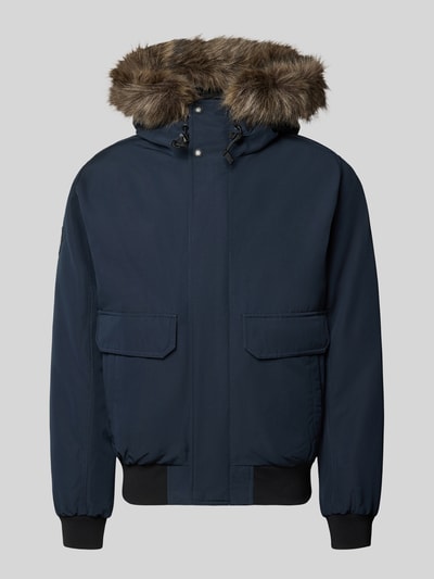 Produktfoto, dunkelblaue Bomberjacke mit Kunstfellkapuze, Label-Patch und Pattentaschen, Modell 'Everest' von Superdry, glatte Textur