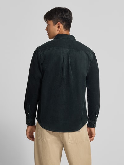 Männermodel trägt Regular Fit Freizeithemd mit Logo-Stitching Modell 'MADISON' von Carhartt Work In Progress, dunkelgrün, Baumwolle, Ganzkörperansicht Rückansicht.