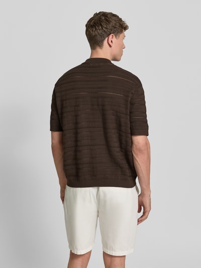 Männermodel trägt Regular Fit Strickjacke aus reiner Baumwolle Modell 'PALLE' von SELECTED HOMME, braun, Strukturmuster, Ganzkörperansicht Rückansicht.