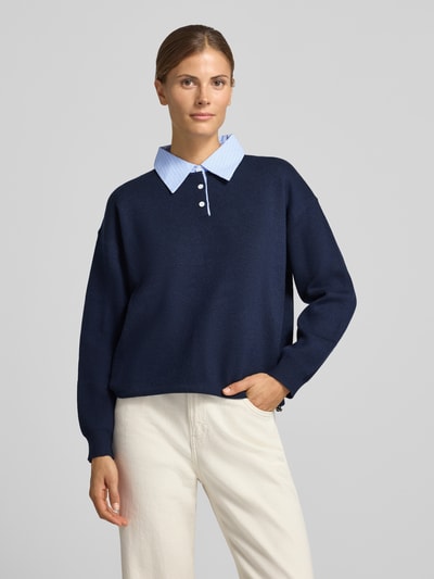 Frauenmodel trägt Strickpullover mit Hemdblusenkragen Modell 'PAULIN' von SUNCOO PARIS, Dunkelblau, Material-Mix, Regular Fit, Nahaufnahme Oberkörper.