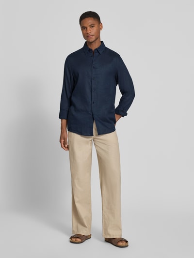 Männermodel trägt Slim Fit Freizeithemd aus Leinen-Baumwoll-Mix Modell 'RAMIS' von Drykorn in Dunkelblau, Two-Tone-Optik, Ganzkörperansicht von vorne. Herren Poloshirt, Rückenlänge 80 cm, Schulterbreite 46 cm, Ärmellänge 66 cm.