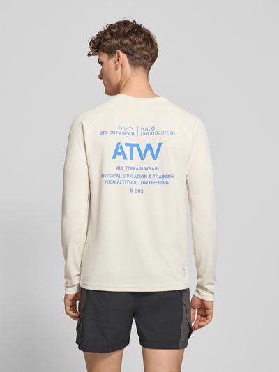 Mannelijk model draagt Longsleeve met Label-Print model 'SORONA' van HALO, regular fit, ronde hals, ruglengte maat M 66 cm, rugaanzicht.