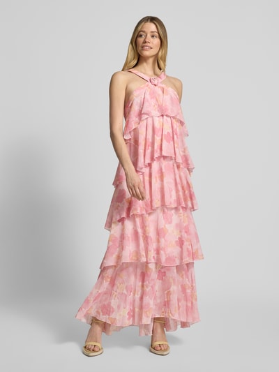Frauenmodel trägt Volant Abendkleid mit V-Ausschnitt Modell 'FELICIA' von Vero Moda, unifarben, Maxi-Länge, Chiffon, Ganzkörperansicht von vorne.