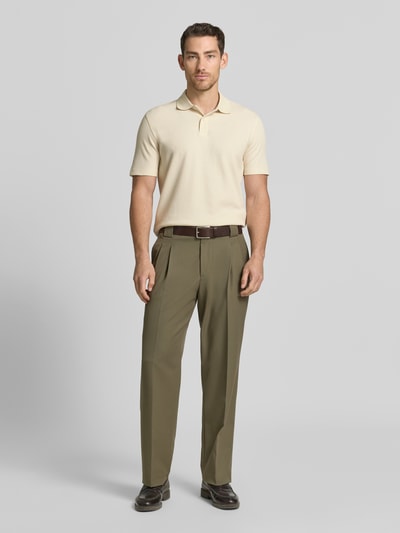 Männermodel trägt Regular Fit Poloshirt aus Baumwoll-Mix Modell 'BLAZE' von SELECTED HOMME, Optik: Unifarben, Struktur, Ganzkörperansicht von vorne.