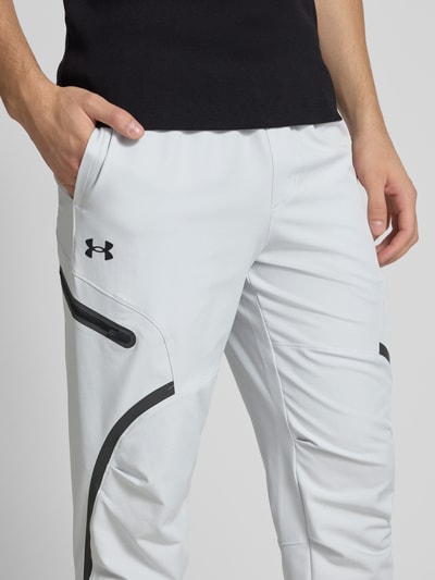 Under Armour Relaxed Fit Trainingshose mit Cargotaschen Modell 'Unstoppable' Hellgrau 3