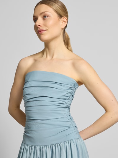 Vrouwenmodel draagt Maxikleid im Off-Shoulder-Look van Jake*s Cocktail, katoenmix met stretch, A-lijn, drapering, Nahaufnahme bovenlichaam.