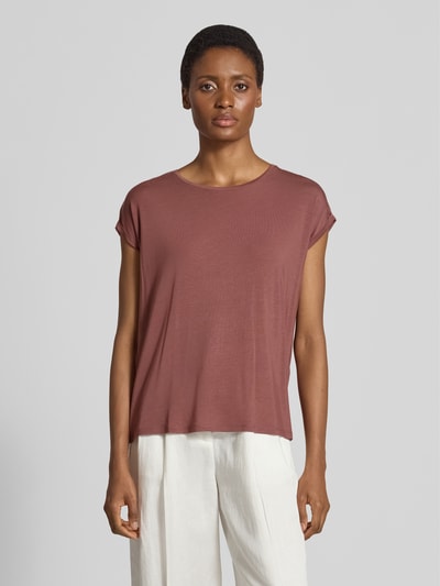Frauenmodel trägt Regular Fit T-Shirt aus Lyocell-Mix Modell 'AVA' von VERO MODA in Braun, kombiniert mit heller Hose, glatte Textur, Ganzkörperansicht von vorne. Damen T-Shirt von VERO MODA.