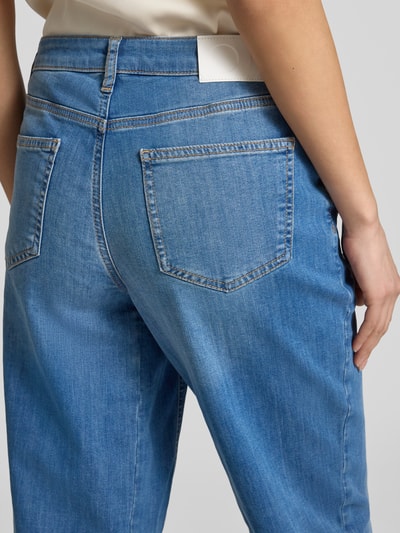 Frauenmodel trägt Straight Fit Jeans im 5-Pocket-Design Modell 'Melly' von OPUS PANTS, mieszanka bawełny z dodatkiem streczu, krój relaxed fit, zapięcie na guzik i zamek błyskawiczny, szerokość w rozmiarze 36/28: 39 cm, długość wewnętrzna nogawki w rozmiarze 36/28: 69 cm, jasnoniebieski denim, widoczne szwy, tekstura gładka, detal tylnych kieszeni, całkowity widok tyłu