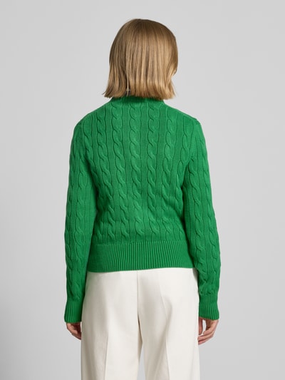 Frauenmodel trägt Regular Fit Strickjacke aus reiner Baumwolle von Polo Ralph Lauren, Optik: Unifarben, Strukturiert, Zopfstrick, Ganzkörperansicht Rückansicht.