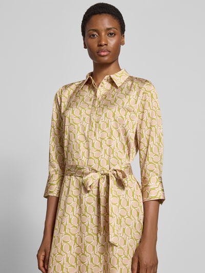 Männermodel trägt Fließendes Freizeitkleid mit Allover-Muster Modell '263D32Diandra2' von JOOP!, beigefarbene und grüne Töne, Nahaufnahme Oberkörper, Damen sukienka casualowa
