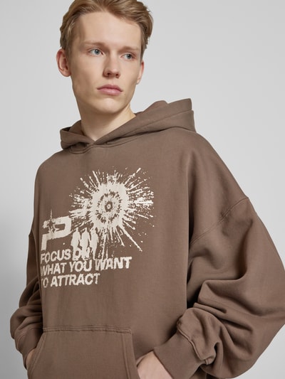 Pegador Oversized Hoodie mit Statement-Print Modell 'SALIOU' Mittelbraun 3