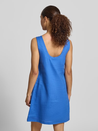Kobiece modelka nosi Leinenkleid mit U-Boot-Ausschnitt od Stefanel, len, prosty krój, sukienka mini, żywy niebieski kolor, długość tyłu w rozmiarze S: 82 cm, szerokość w rozmiarze S: 46 cm, tekstura lekko widoczna, gładka powierzchnia, całkowity widok od tyłu.