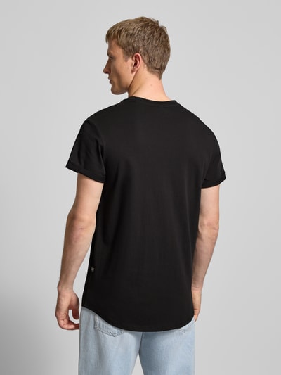Männermodel draagt T-shirt met Labeldetail van G-star, zwart, recht model van biologisch katoen, vaste mouwomslagen, ruglengte 76 cm, Ganzkörperansicht Rückansicht.