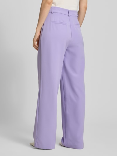 Frauenmodel trägt Wide Fit Stoffhose Modell 'Jana' von GUIDO MARIA KRETSCHMER WOMAN in Lila, Elastischer-Material-Mix, Ganzkörperansicht Rückansicht, Bundweite 40 cm, Innenbeinlänge 83 cm, Haken- und Reißverschluss.