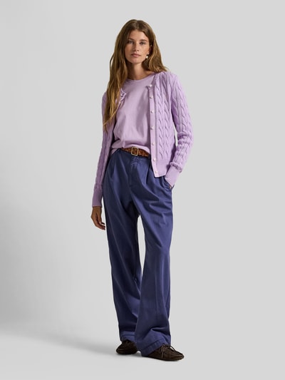 Modelka kobieca ma na sobie T-Shirt mit Label-Stitching od Polo Ralph Lauren z czystej bawełny, krój regular fit, fioletowe odcienie, prążkowany dekolt, długość tyłu w rozmiarze S: 54 cm, widok całej sylwetki od przodu.