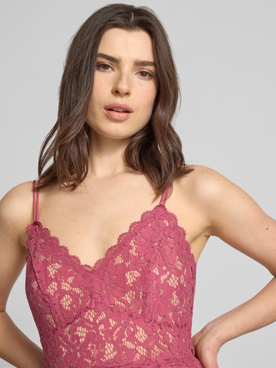 Frauenmodel trägt knielanges Cocktailkleid mit Spitze und Spaghettiträgern von Jake*s Cocktail aus Baumwoll-Mix, Nahaufnahme Oberkörper.