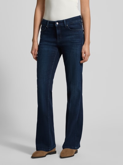 Frauenmodel trägt dunkelblaue Flared Jeans mit 5-Pocket-Design Modell 'PARIS' von Cambio, Viskose-Baumwoll-Mix, Nahaufnahme Oberkörper.