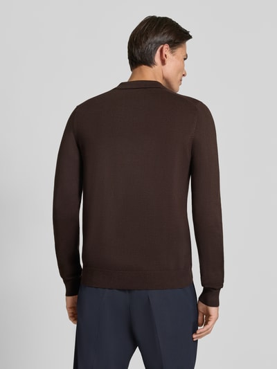 Männermodel trägt dunkelbraunen Strickpullover mit Viskose-Anteil Modell 'MANICA LUNGA' von MARKUP, glatte Textur, gerader Schnitt, Ganzkörperansicht Rückansicht. Herren Strickpullover, Viskose-Mix, Umlegekragen, Label-Applikation, gerippte Abschlüsse, Rückenlänge 52 cm, Ärmellänge 64 cm.