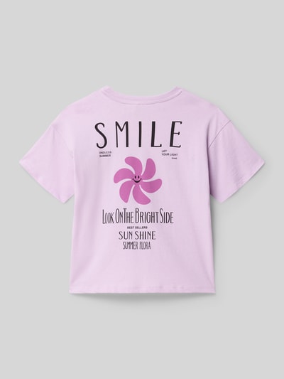Mädchen trägt Regular Fit Kinder T-Shirt aus reiner Baumwolle Modell 'SUN-VERAS' von Only, Optik: Unifarben, Motiv-Print, Jersey, Ganzkörperansicht Rückansicht.