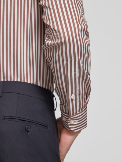 Männermodel trägt Comfort Fit Businesshemd aus reiner Baumwolle von OLYMP, braun-weiß gestreift, Nahaufnahme Oberkörper, Herren Businesshemd von OLYMP Luxor