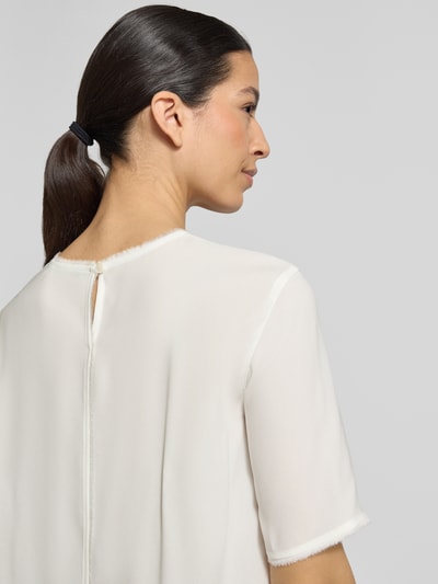Vrouwenmodel draagt Regular Fit T-Shirt met Rundhalsausschnitt van Windsor, witte stof, franjes, half lange mouw, achterkant detailopname.