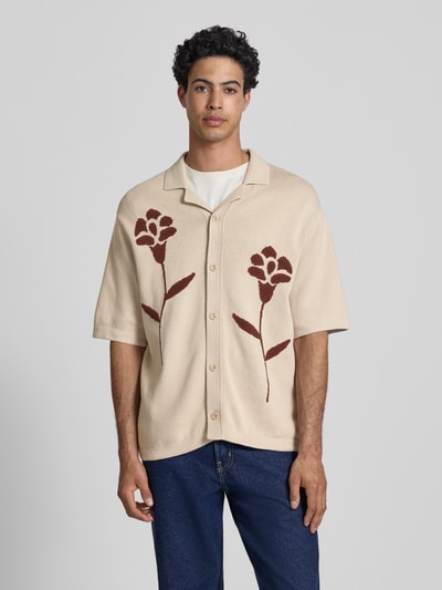 Männermodel trägt Relaxed Fit Freizeithemd aus reiner Baumwolle Modell 'SONNY' von Only & Sons in Strickoptik, florale Intarsien, Beige- und Brauntöne, kurzarm, Resortkragen, Ganzkörperansicht von vorne.