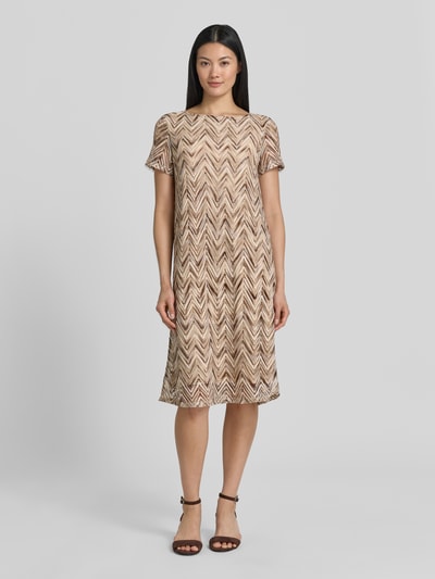 Frauenmodel trägt Regular Fit Freizeitkleid mit Lochstrickmuster von s.Oliver BLACK LABEL, beige-brauner Zickzackprint, Ganzkörperansicht von vorne.