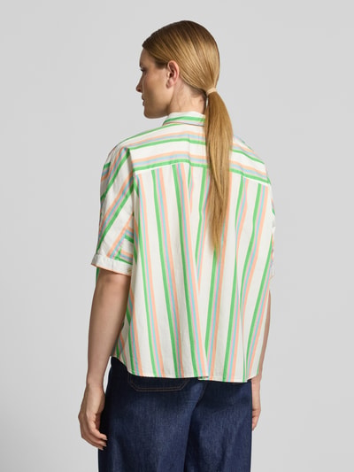 Frauenmodel trägt Relaxed Fit Bluse im Allover-Look von Emily Van den Bergh aus Reine Baumwolle, mehrfarbig gestreift, Hemdblusenkragen, Knopfleiste, 1/2-Arm, Rückenlänge 61 cm in Größe S/M, Ärmellänge 14 cm, Ganzkörperansicht Rückansicht.