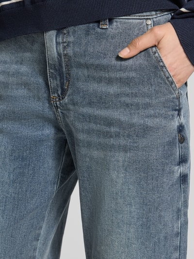 Frauenmodel trägt Barrel Jeans mit Eingrifftaschen von Buena Vista, blauer Baumwoll-Mix mit Stretch, lockerer Schnitt, Nahaufnahme Oberkörper.
