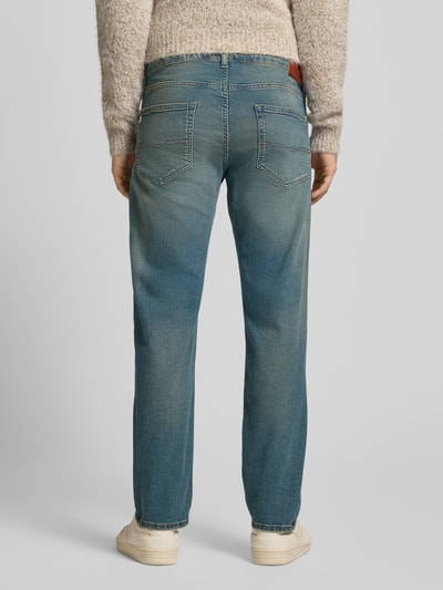 Männermodel trägt Straight Fit Jeans aus Baumwoll-Mix Modell 'CASH' von Pepe Jeans in Denim-Optik mit Label Patch, Nieten, 5-Pocket-Design, Tapered Passform, Mid Waist, Kontrastnähten, Knopf mit verdecktem Reißverschluss, Rückansicht Ganzkörperansicht.