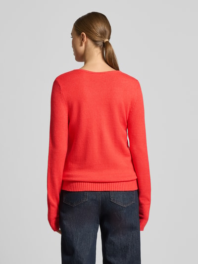 Frauenmodel trägt Regular Fit Longsleeve aus Viskose in Strick-Optik Modell 'Viril' von Vila, leuchtend rot, elastische Abschlüsse, Rückansicht Ganzkörperansicht.
