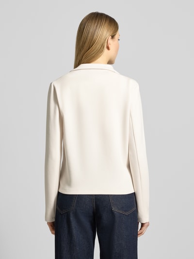 Modelka nosi Sweatblazer mit Taschen und Revers od Christian Berg Woman, mieszanka materiałów z domieszką modalu, krój regular fit, kieszenie, kołnierz z połami, zapięcie na guzik, widok całej sylwetki z tyłu.