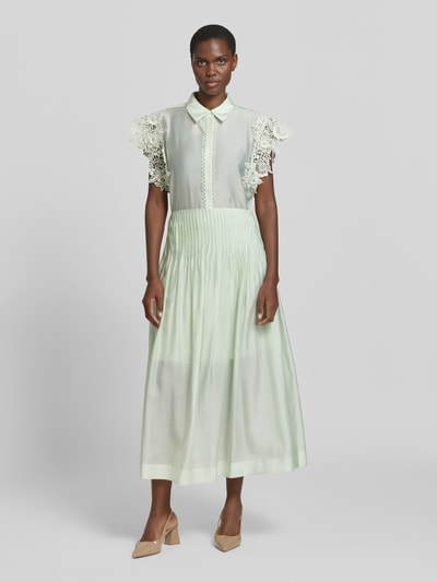 Frauenmodel trägt Regular Fit Bluse mit Spitzenbesatz Modell 'MOLLY' von Copenhagen Muse aus Material-Mix mit Stretch-Anteil, Ganzkörperansicht von vorne.